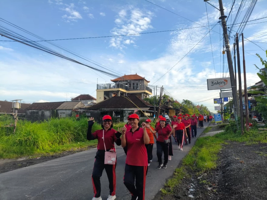 Memperingati Hari Desa, Lansia Tresna Dharma Werdha Desa Gubug Melaksanakan Giat Jalan Sehat